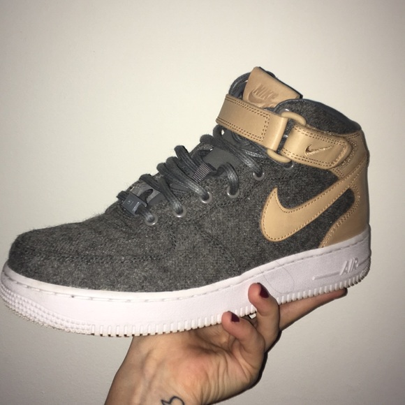 le scarpe nike air force one metà poshmark le scarpe nike air force one metà poshmark